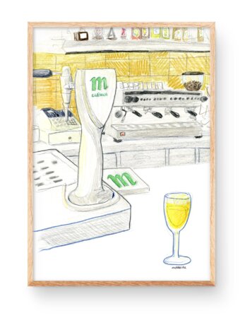 バーカウンターと背景にマホウビールの缶、そしてコーヒーマシンが描かれたイラスト入りのプリント。