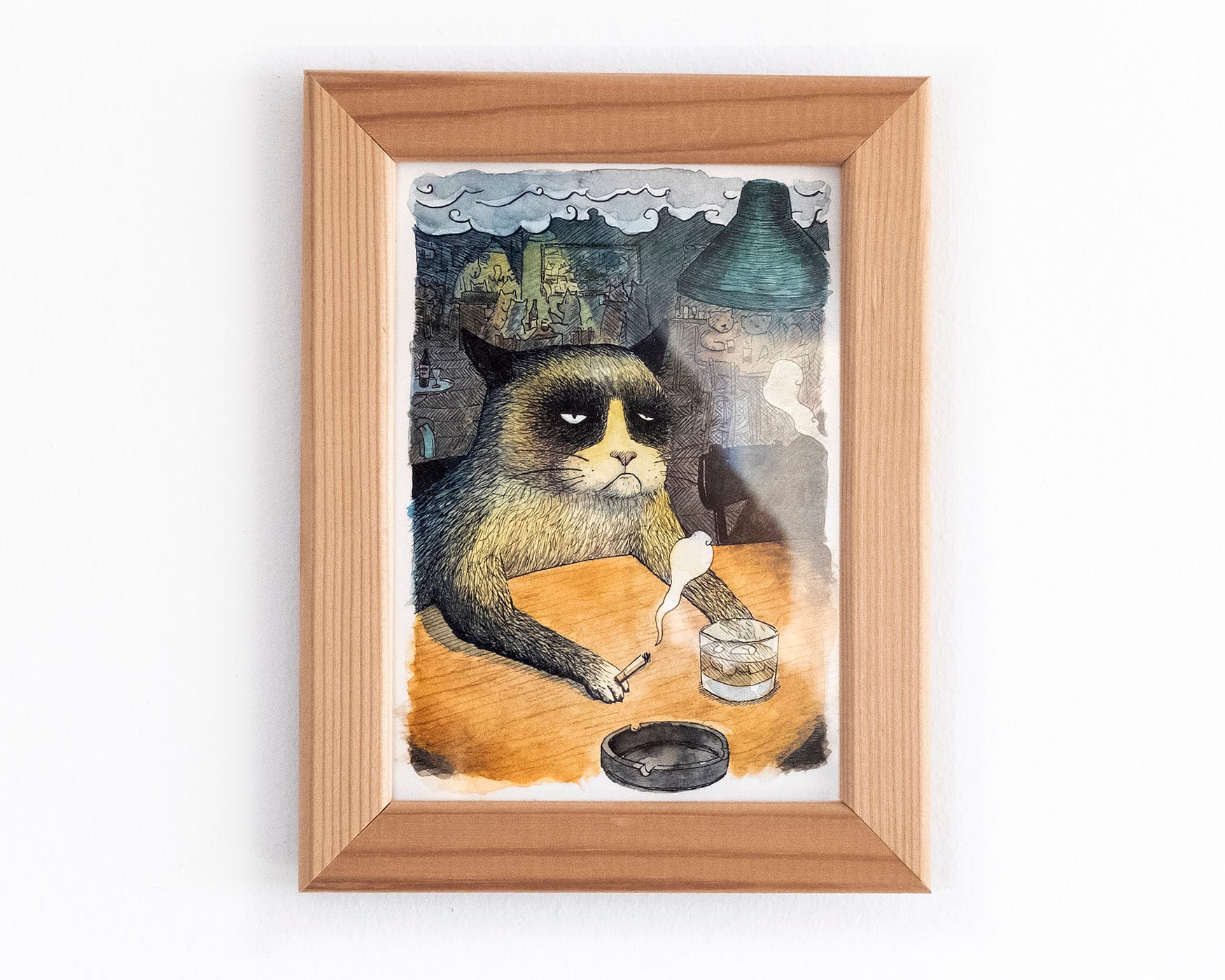 Disegno originale a inchiostro e acquerello raffigurante un gatto che beve whisky in un bar o pub.
